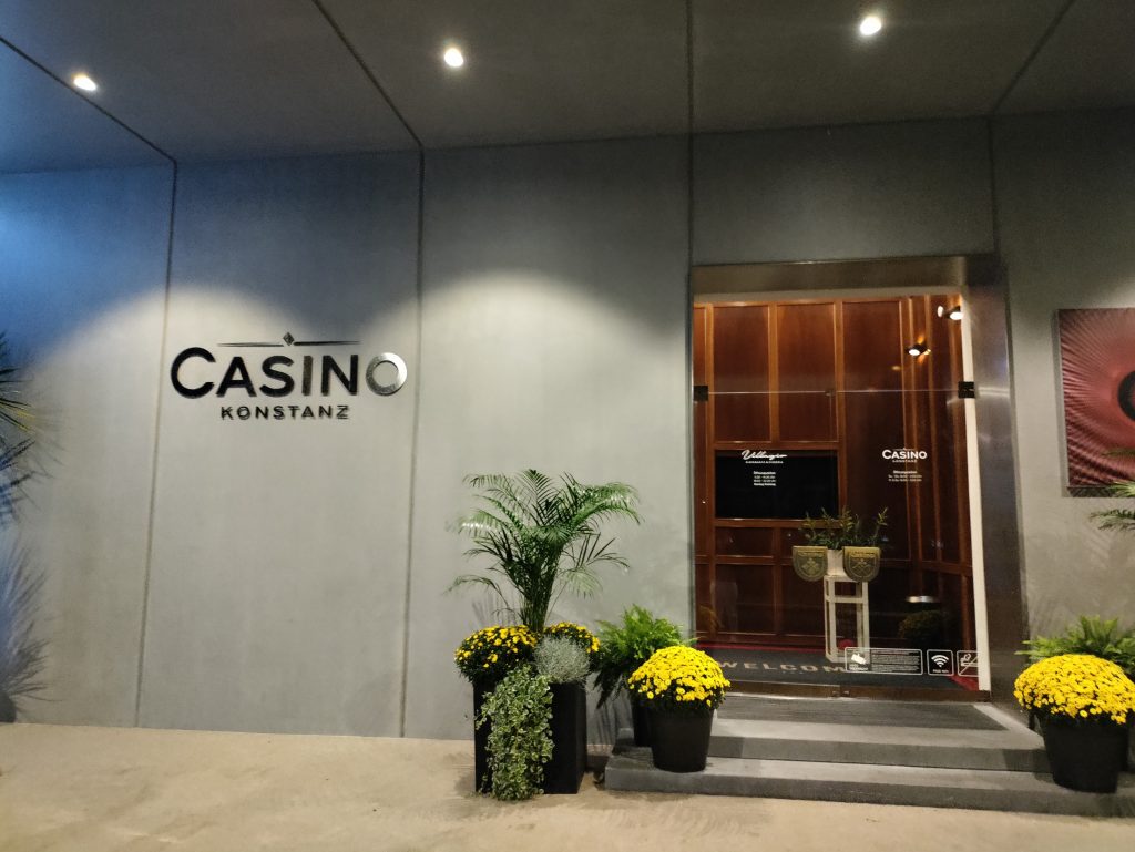 Eingang des Casino Konstanz bei Abendbeleuchtung