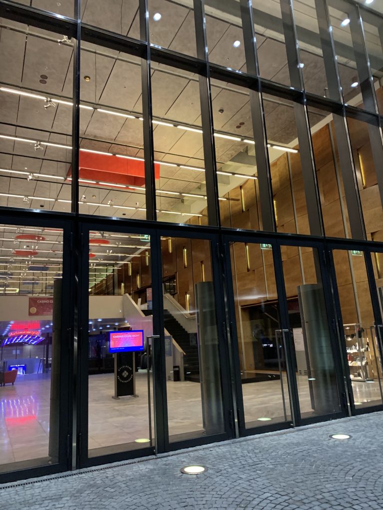 Eingangsbereich der Spielbank Feuchtwangen mit Glasfassade