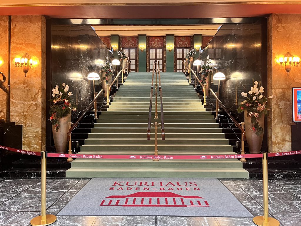 Elegante Treppe im Kurhaus Baden-Baden zum Casino