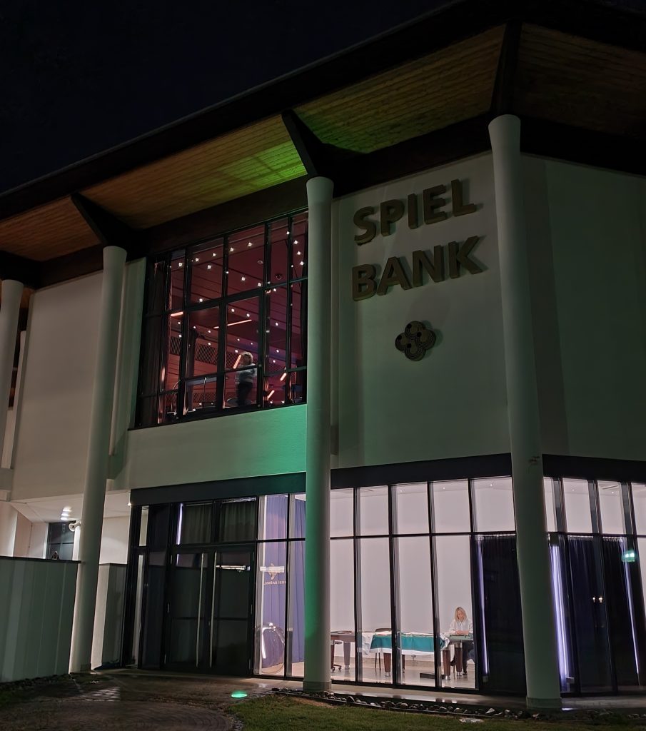 Fassade der Spielbank Bad Füssing bei Nacht
