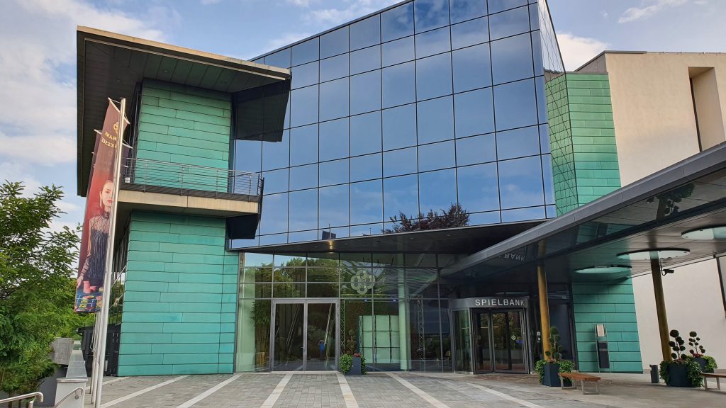 Fassade der Spielbank Bad Wiessee mit Glaseingang
