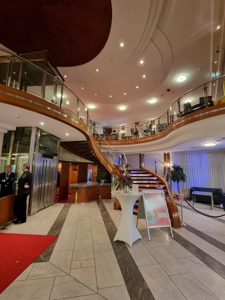 Foyer der Spielbank Garmisch-Partenkirchen mit Treppe