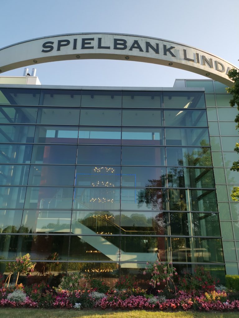 Glasfassade der Spielbank Lindau bei Tageslicht
