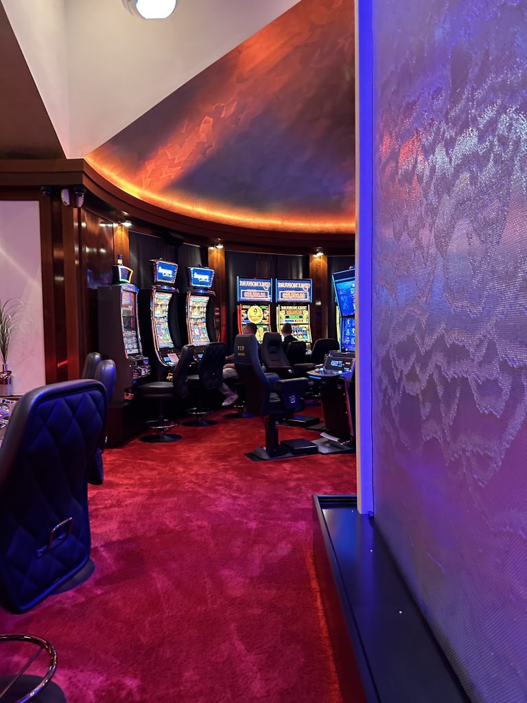Innenbereich des Casino Konstanz mit Spielautomaten