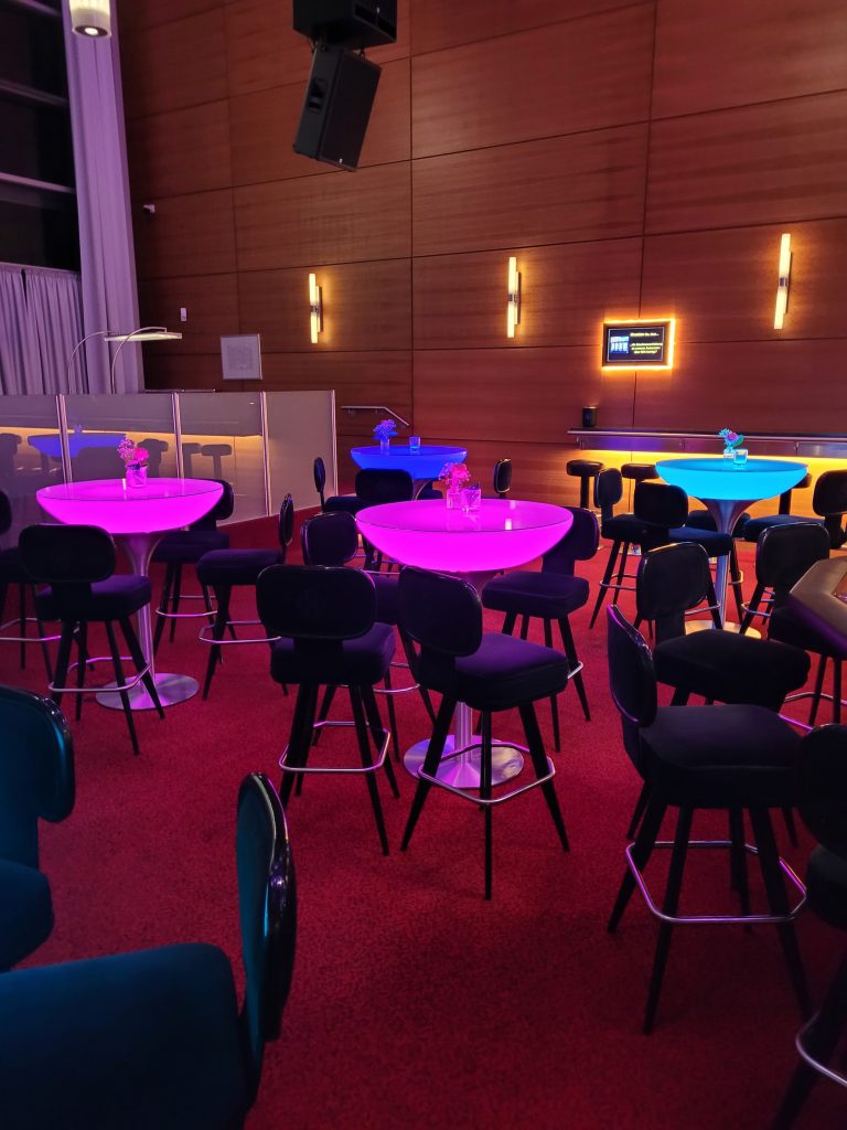 Lounge-Bereich der Spielbank Bad Steben mit beleuchteten Tischen