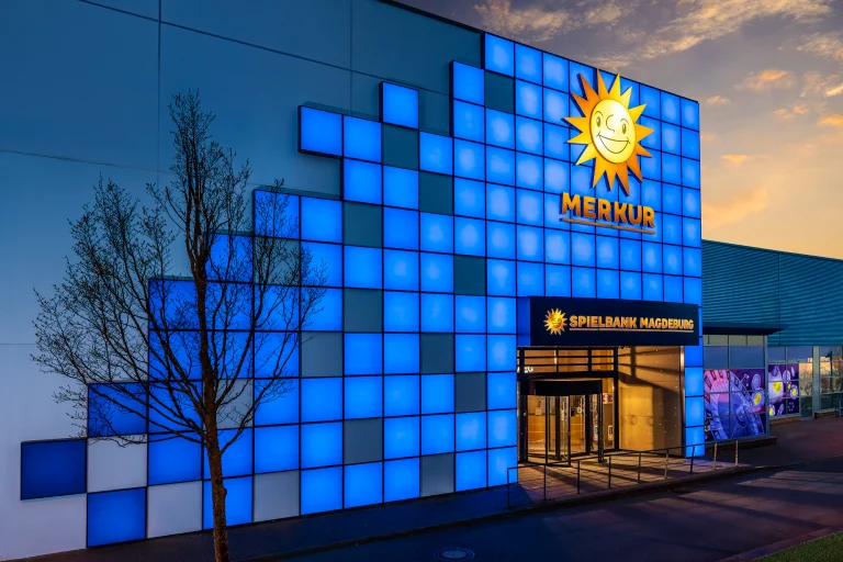 Fassade der MERKUR SPIELBANK Magdeburg bei Sonnenuntergang