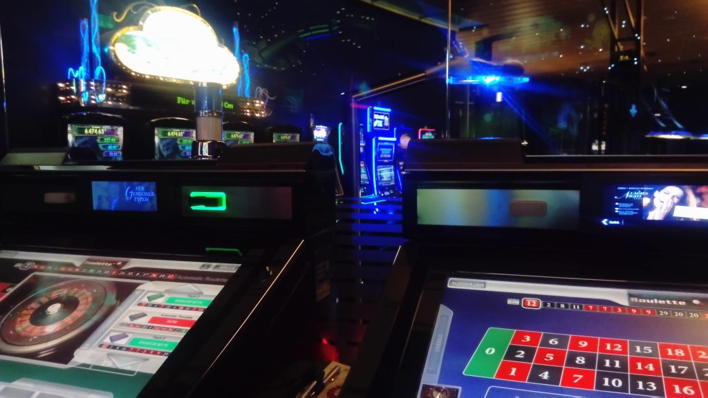 Roulette-Terminals im Innenbereich der Spielbank Bad Kötzting