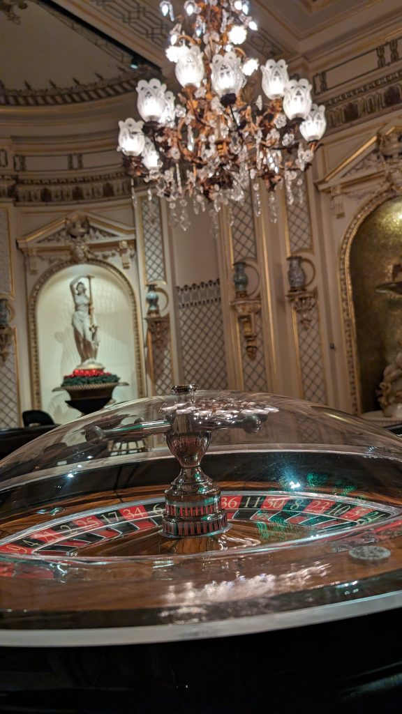 Roulettekessel im Casino Baden-Baden unter Kronleuchter