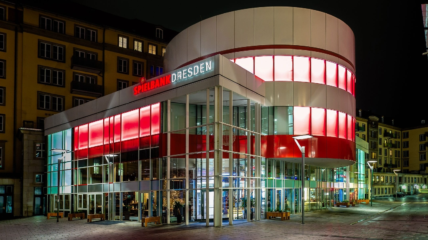 Eingang der Spielbank Dresden bei Nacht