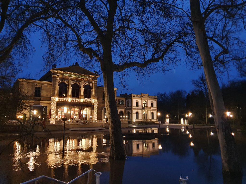 Spielbank Bad Kissingen bei Nacht am Wasser