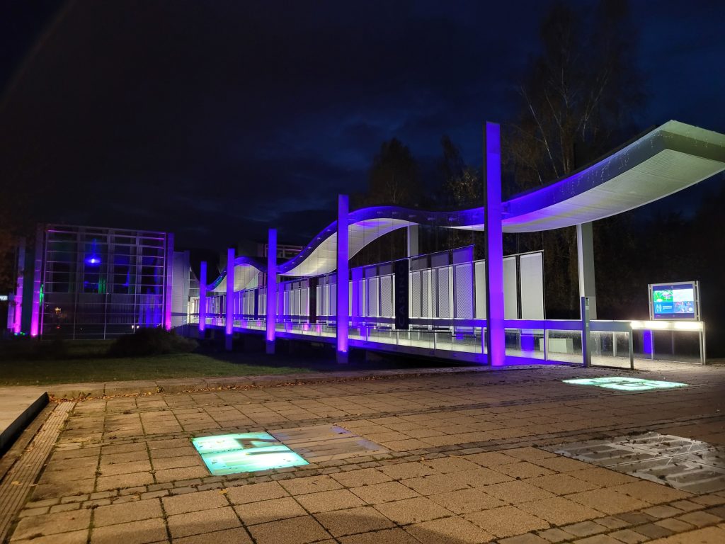 Spielbank Bad Steben bei Nacht mit beleuchtetem Eingang
