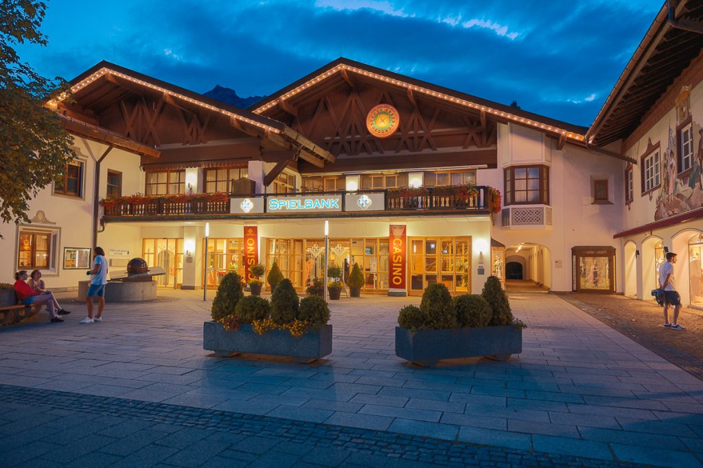 Spielbank Garmisch-Partenkirchen bei Abenddämmerung