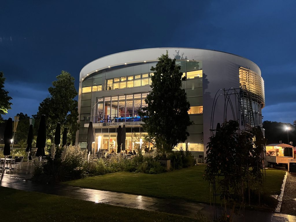 Spielbank Lindau bei Abendbeleuchtung am Bodensee