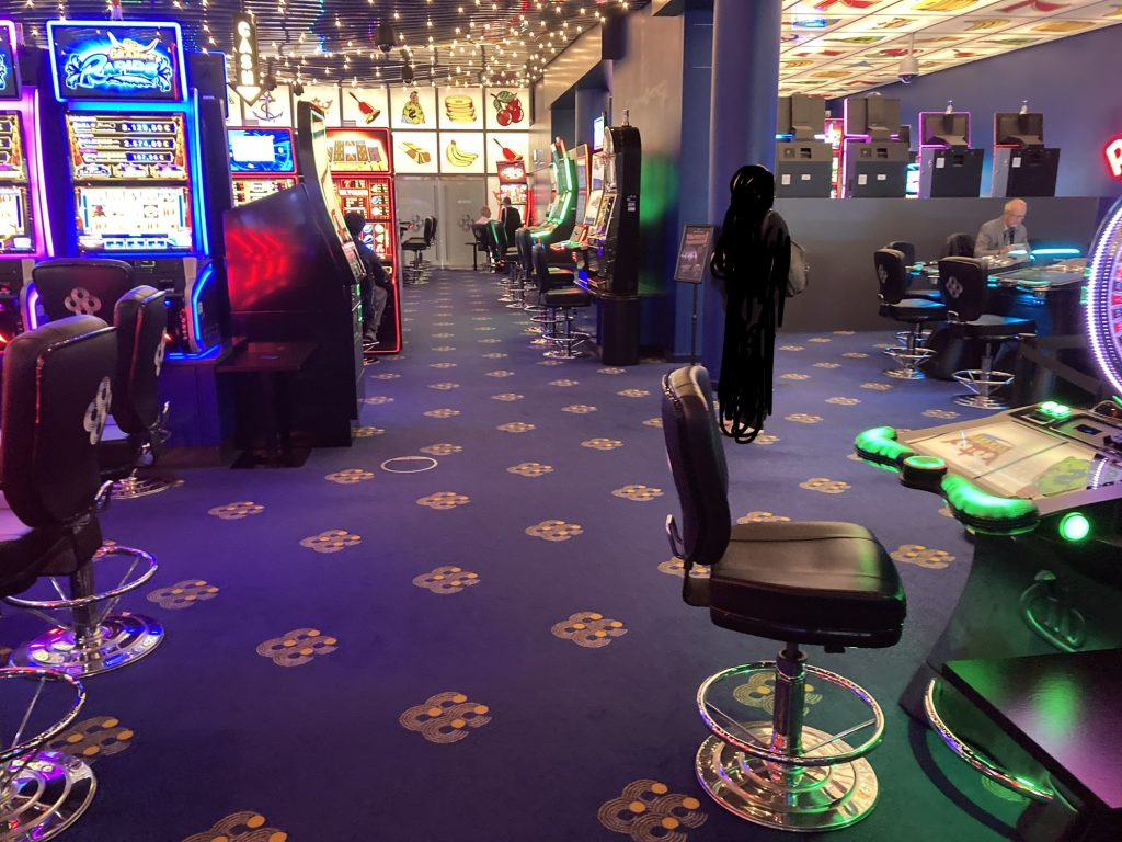 Spielbank Lindau mit modernen Spielautomaten im Innenbereich