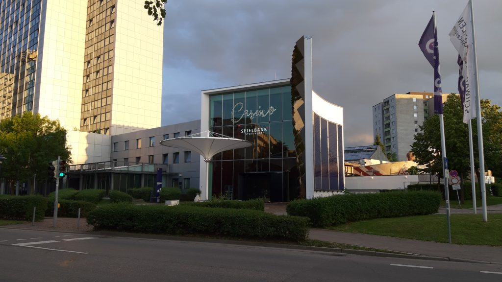 Spielbank Stuttgart Außenansicht bei Abendlicht