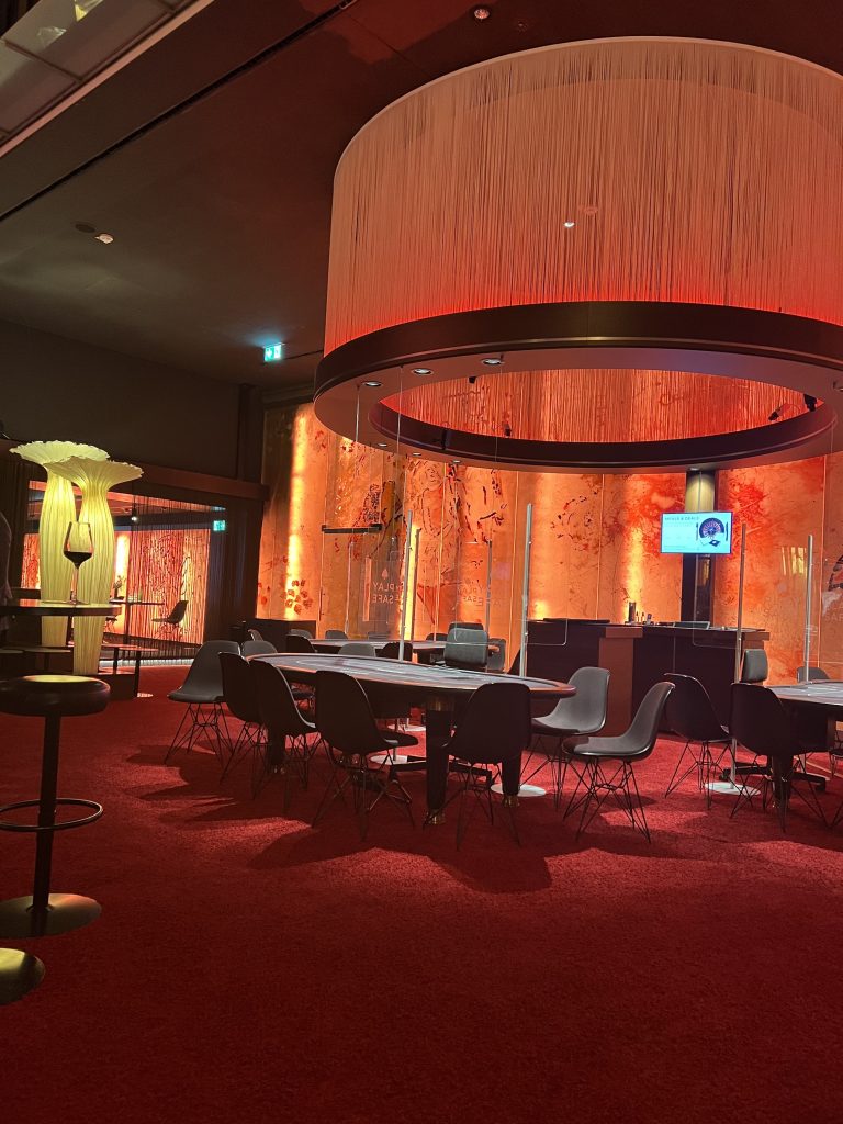 Spielbank Stuttgart Spielsaal mit roter Beleuchtung