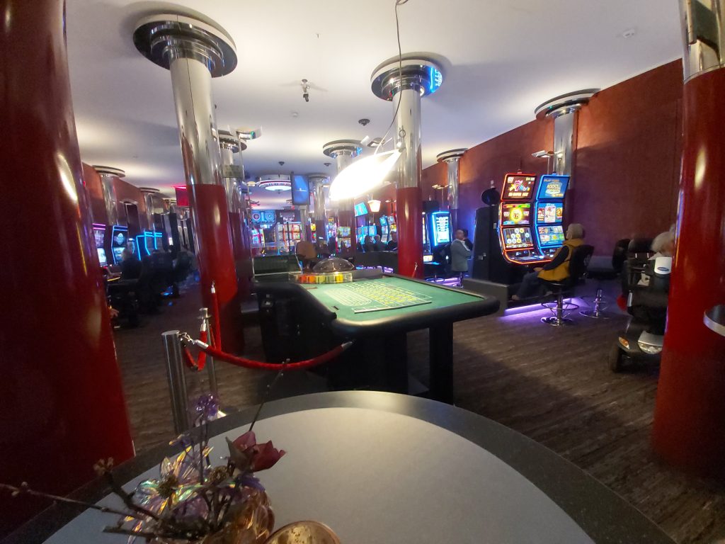 Spielbereich der Spielbank Bad Kissingen mit Roulettetisch