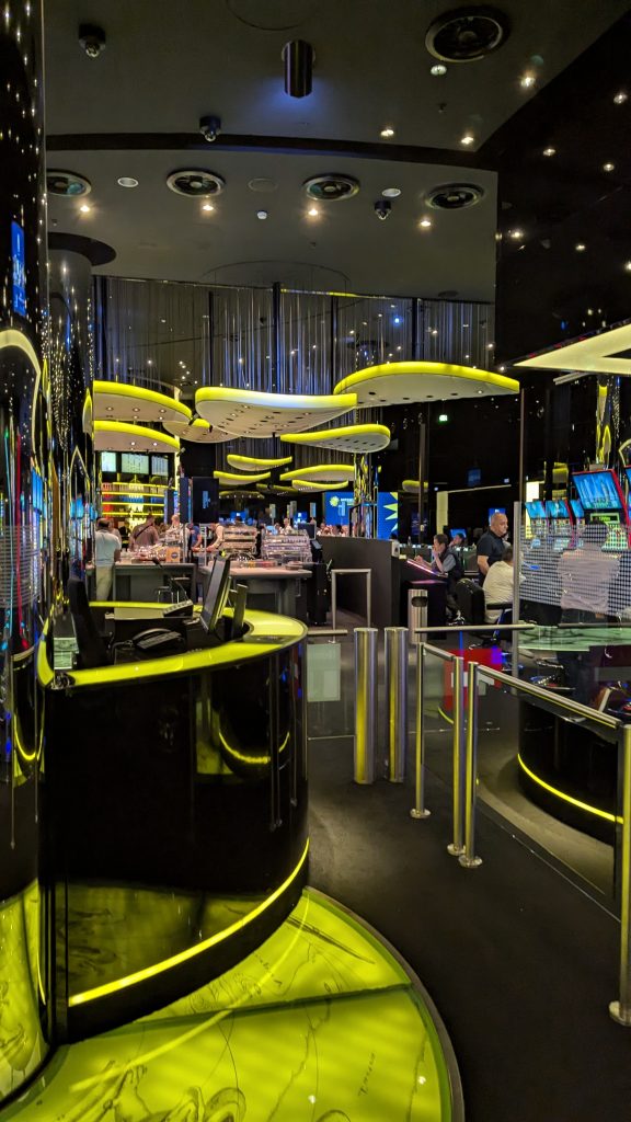 Spielbereich im Merkur Casino Duisburg mit Automaten und Tischen