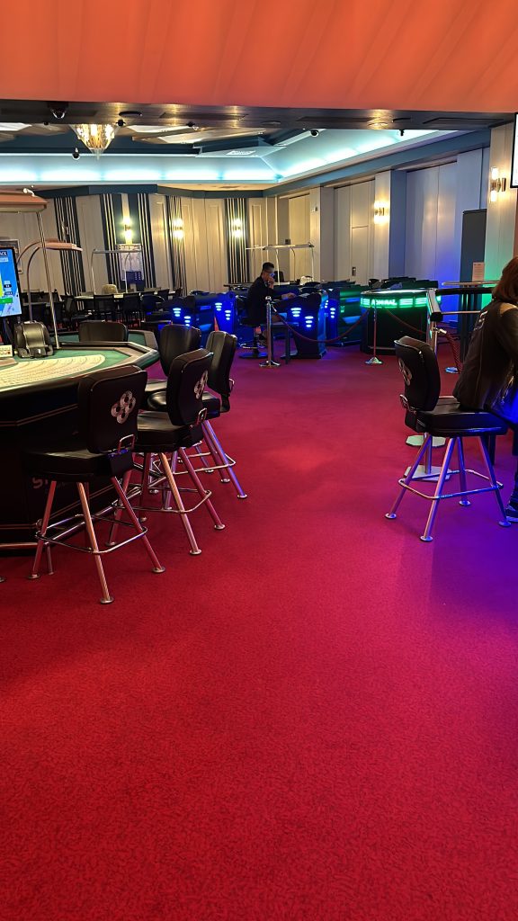 Spielsaal der Spielbank Garmisch-Partenkirchen mit Roulettebereich
