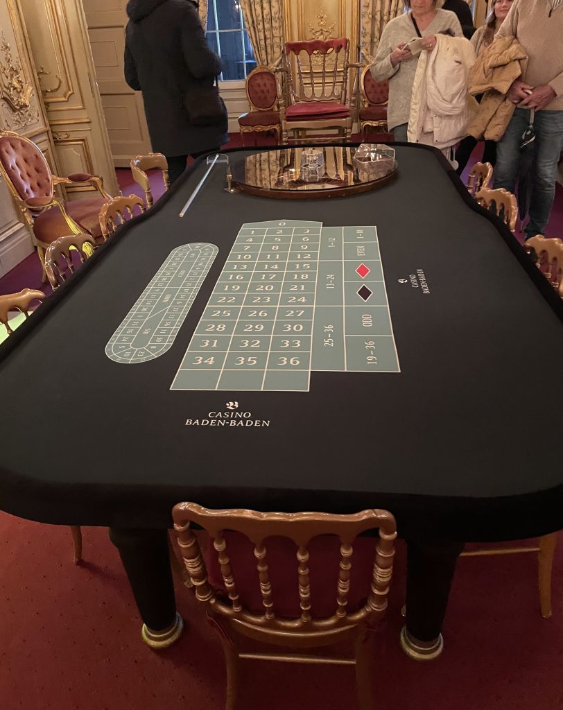 Spieltisch im Casino Baden-Baden mit klassischem Interieur