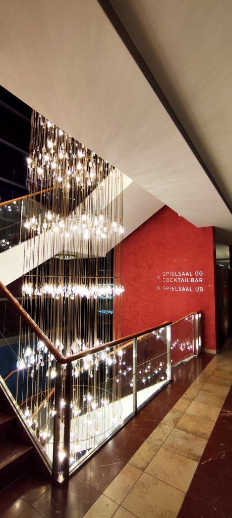 Treppenhaus der Spielbank Lindau mit leuchtendem Kronleuchter