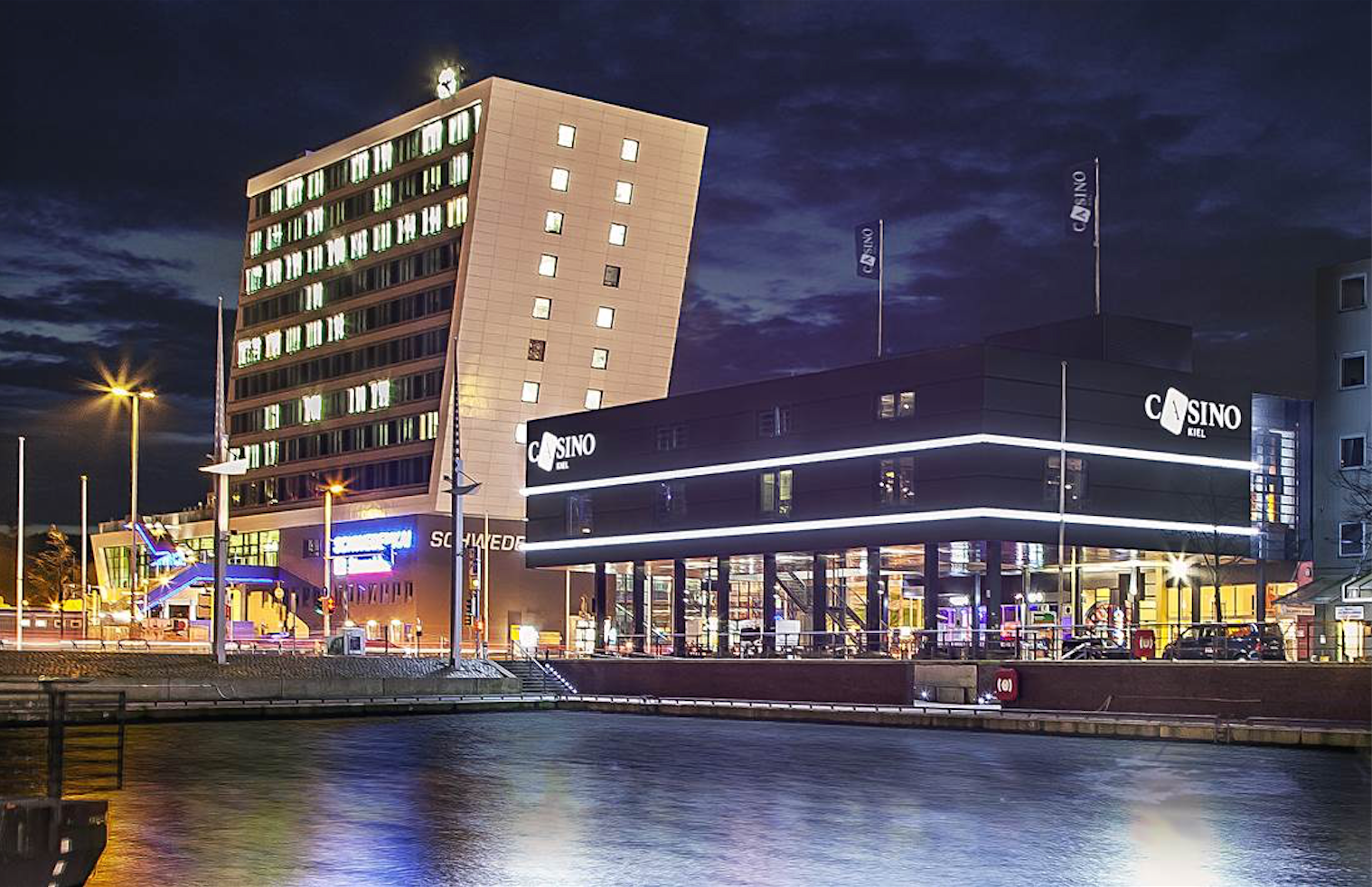 Casino Kiel am Wasser bei Nacht
