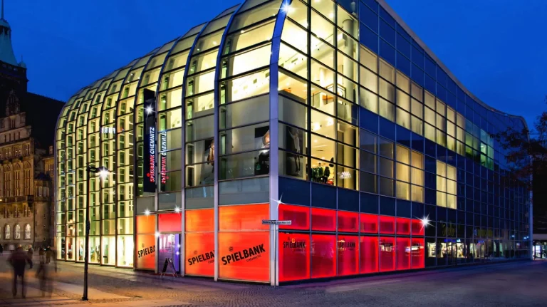 Fassade der Spielbank Chemnitz bei Nacht