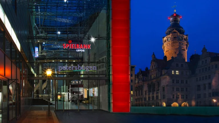 Spielbank Leipzig im Petersbogen bei Nacht