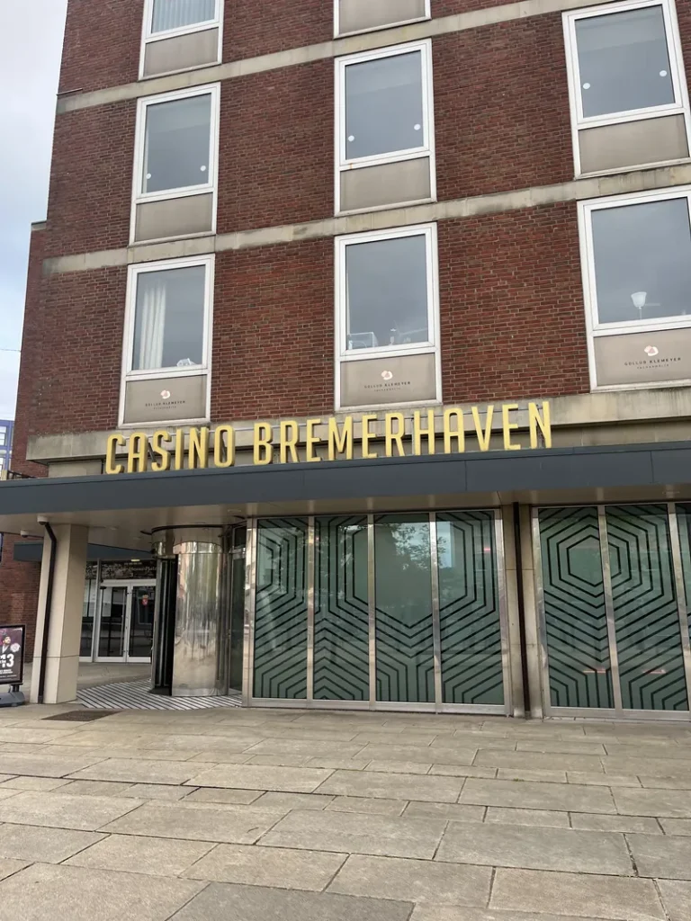 Fassade des Casino Bremerhaven am Tag