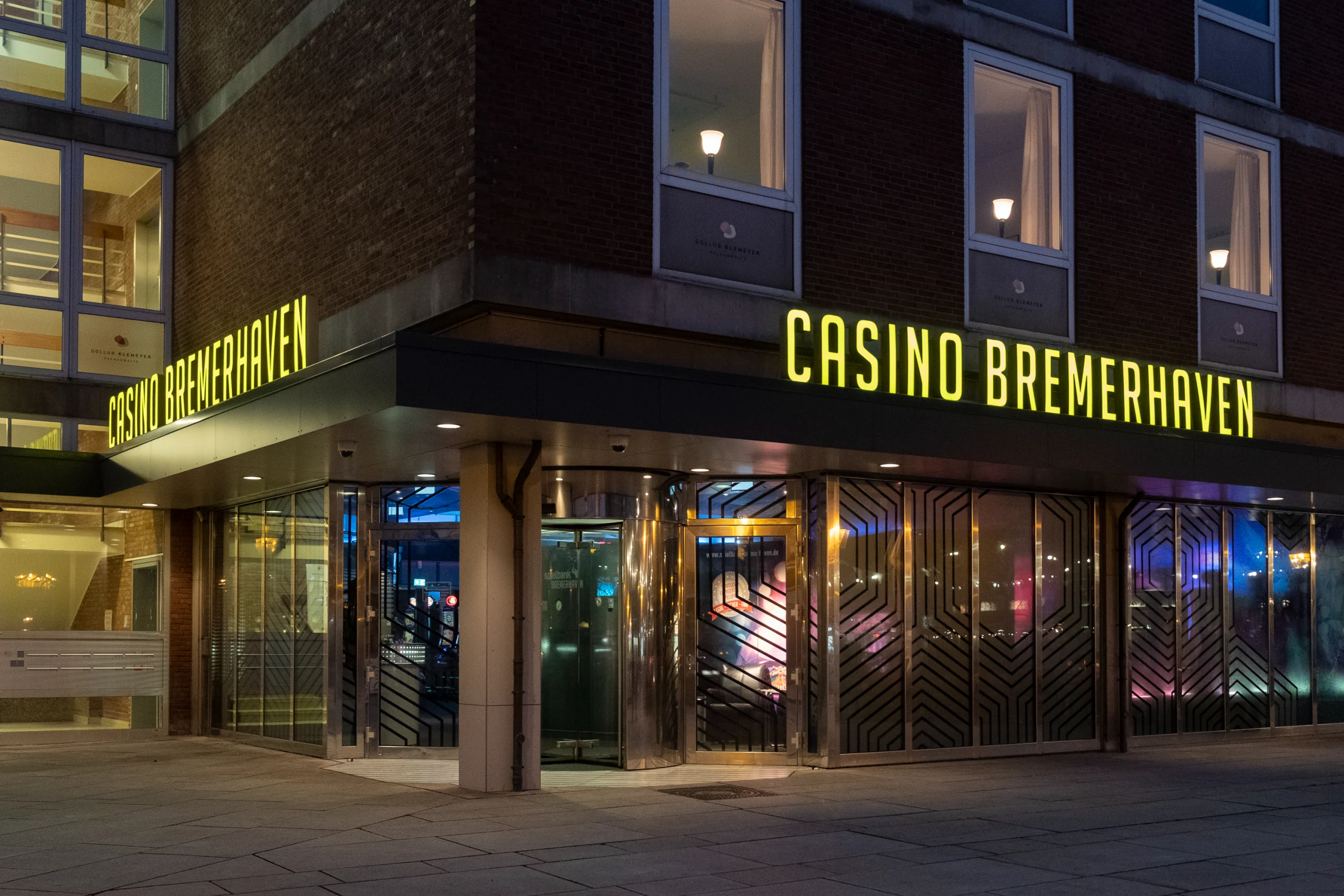 Eingang des Casino Bremerhaven bei Nacht