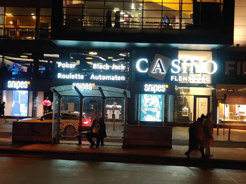 Eingang des Casino Flensburg bei Nacht