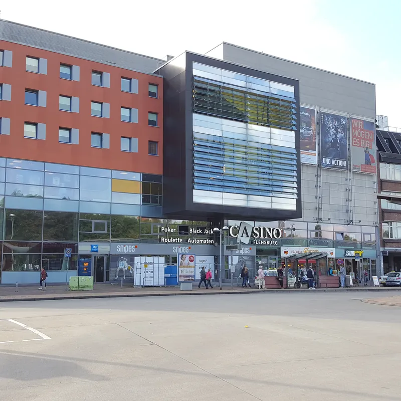 Außenansicht des Casino Flensburg am Tag