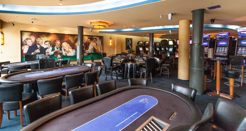 Spielbereich im Casino Flensburg mit Roulette und Automaten