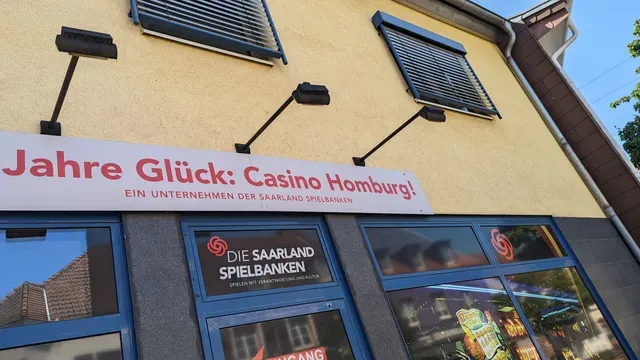 Fassade des Casino Homburg mit Jubiläumsschild