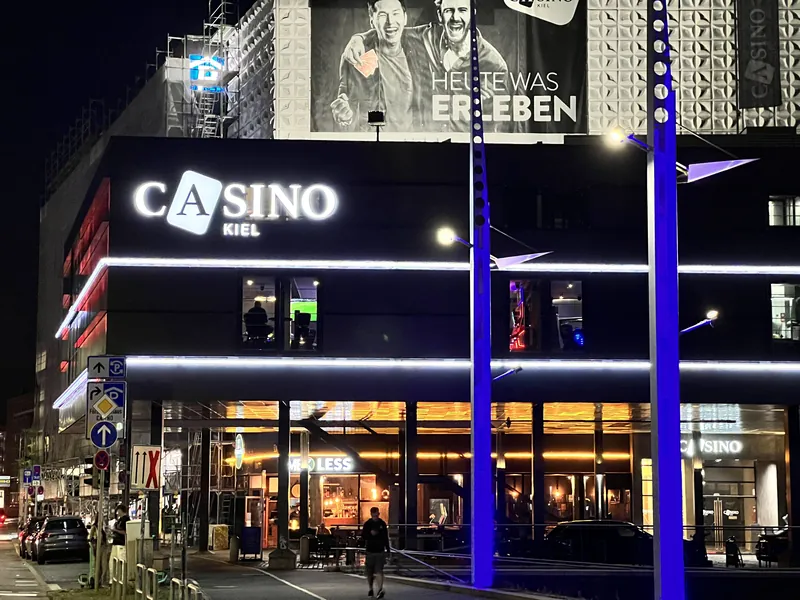 Eingang des Casino Kiel bei Nacht