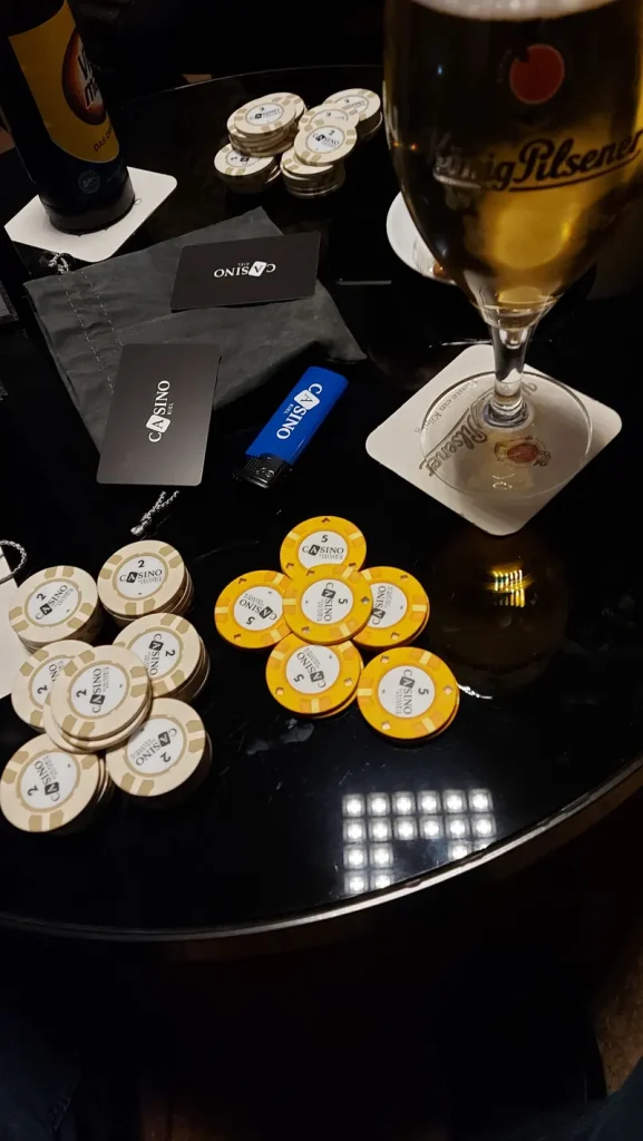 Jetons und Getränke im Casino Kiel