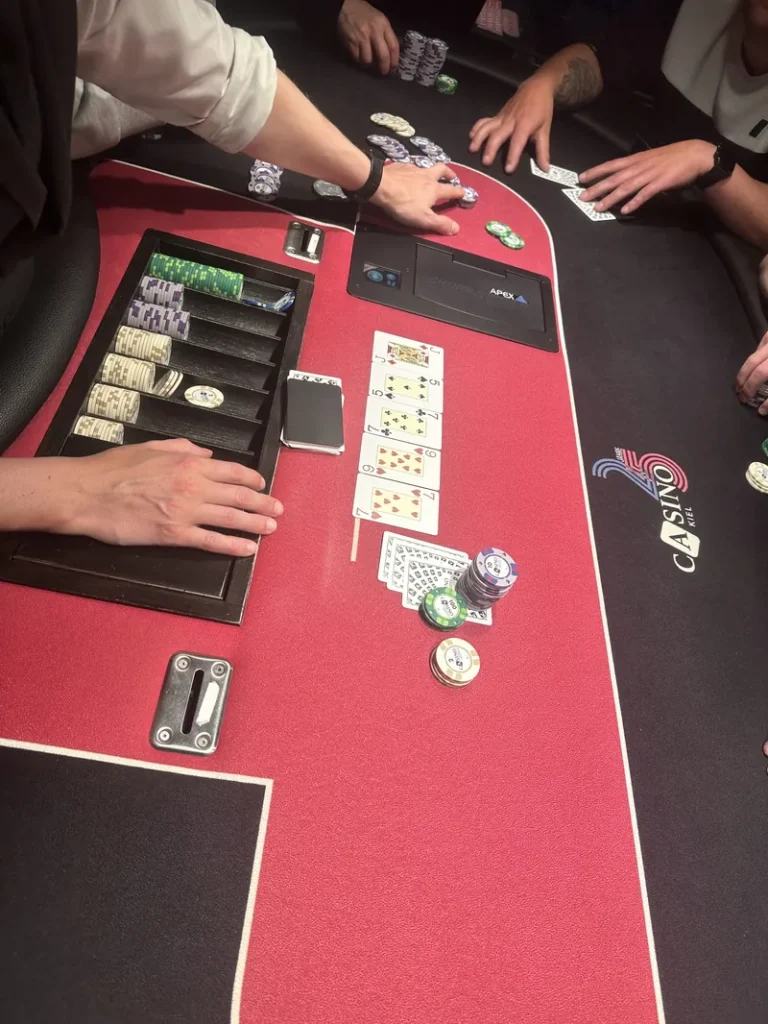 Pokertisch im Casino Kiel mit Karten und Jetons