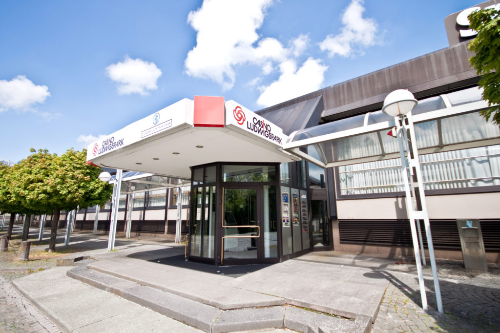 Eingang des Casino Ludwigspark bei Tag