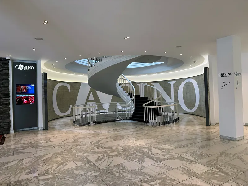 Lobby des Casino Lübeck mit Wendeltreppe