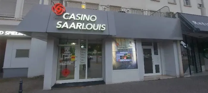 Eingang des Casino Saarlouis am Tag