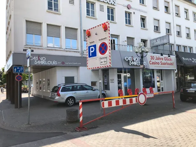 Casino Saarlouis an der Straße am Tag