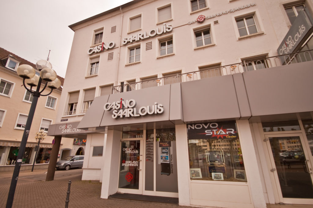 Fassade des Casino Saarlouis am Tag