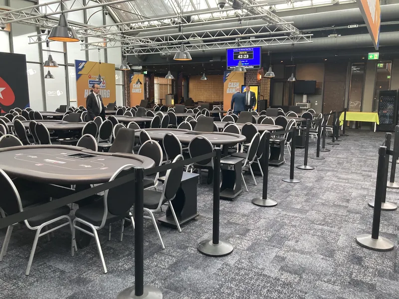 Pokerbereich im Casino Schenefeld mit Turniertischen