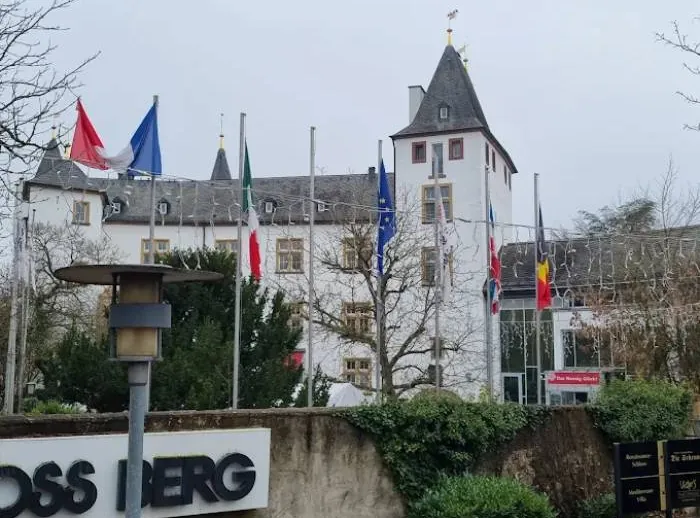 Außenansicht des Casino Schloß Berg mit Schloss