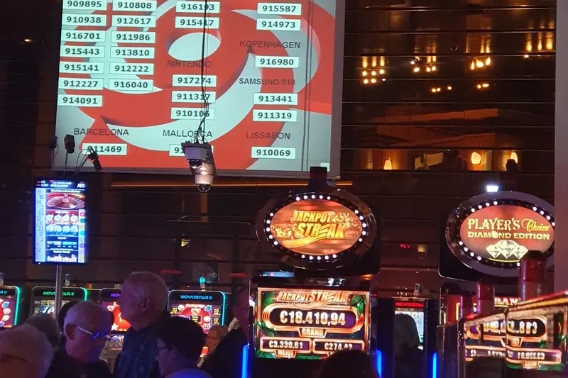 Automatenbereich im Casino Schloß Berg