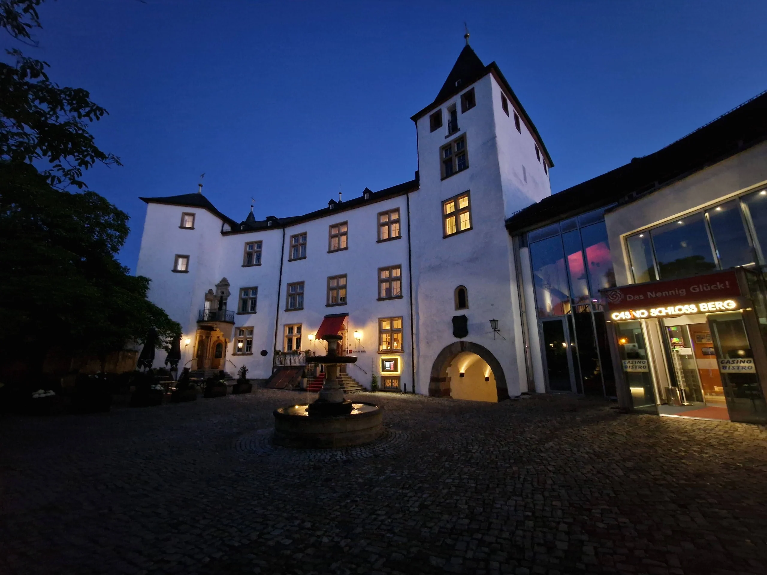 Casino Schloß Berg bei Nacht