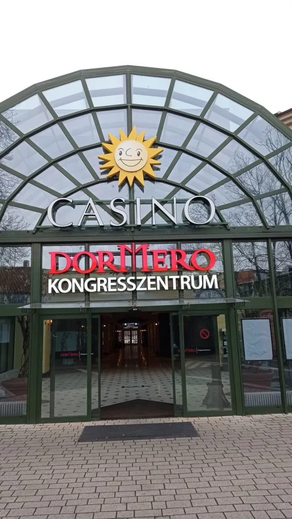 Eingang der MERKUR SPIELBANK Halle am Kongresszentrum