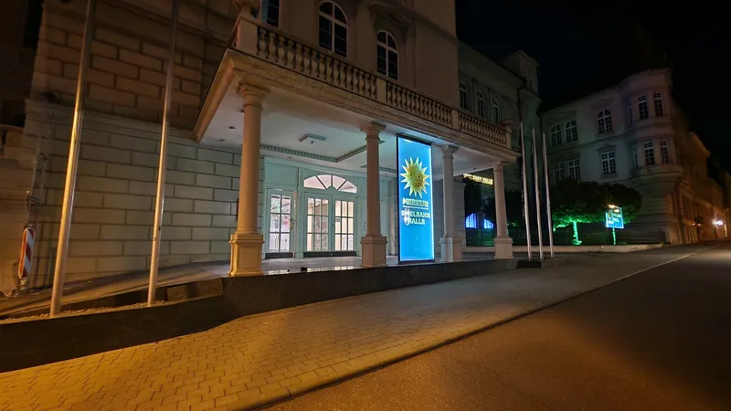Eingang der MERKUR SPIELBANK Halle bei Nacht