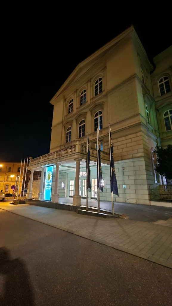 Fassade der MERKUR SPIELBANK Halle bei Nacht