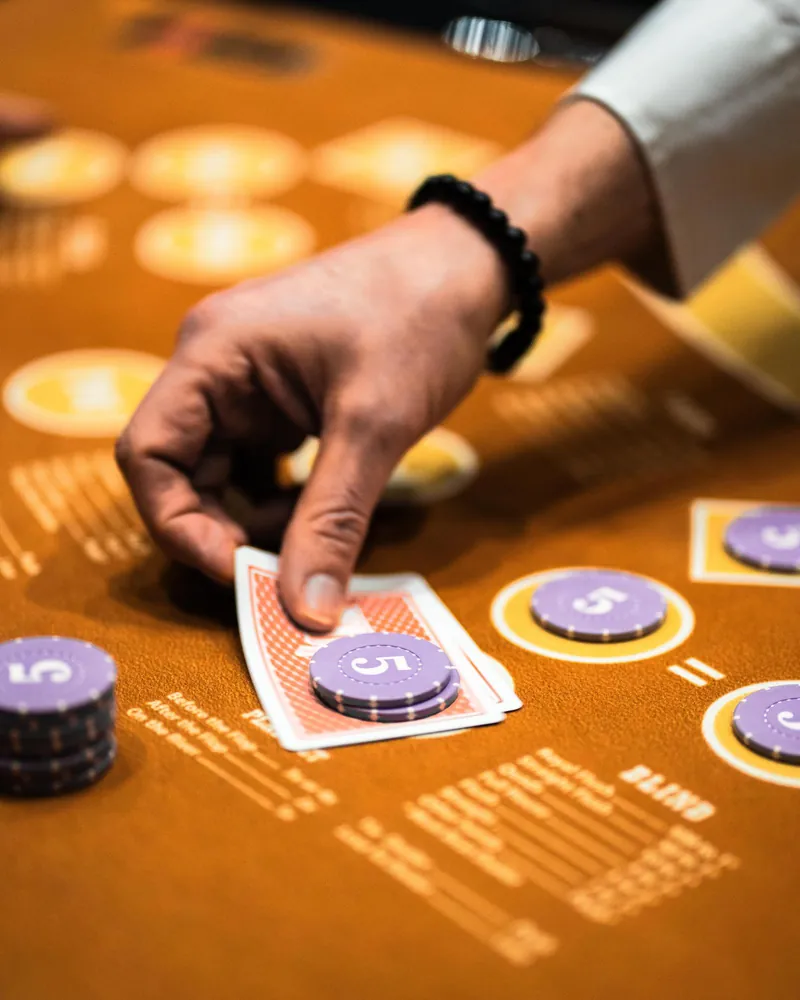 Spieltisch mit Karten und Jetons in der MERKUR SPIELBANK Halle